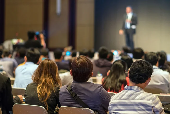 Asistentes en una conferencia