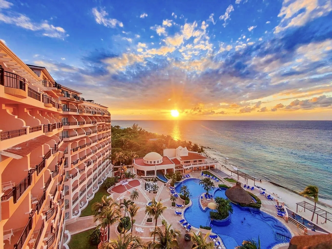 Hotel El Cozumeleño Beach Resort al atardecer